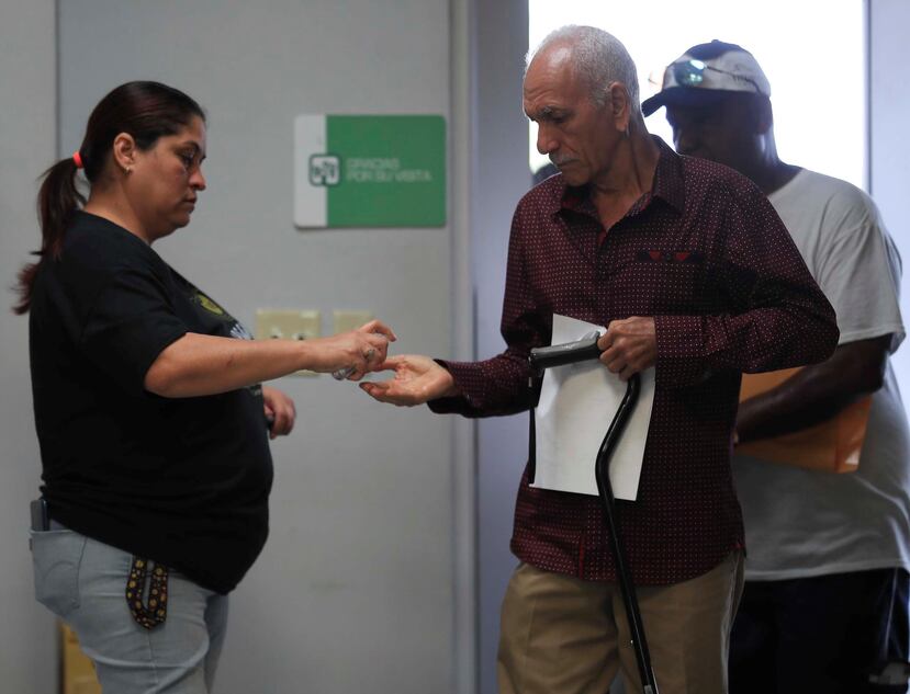 Sin ser empleada del DTOP, Carmen Betancourt ofrecía “hand sanitizer” a todas las personas que entraban al Cesco Metropolitano.