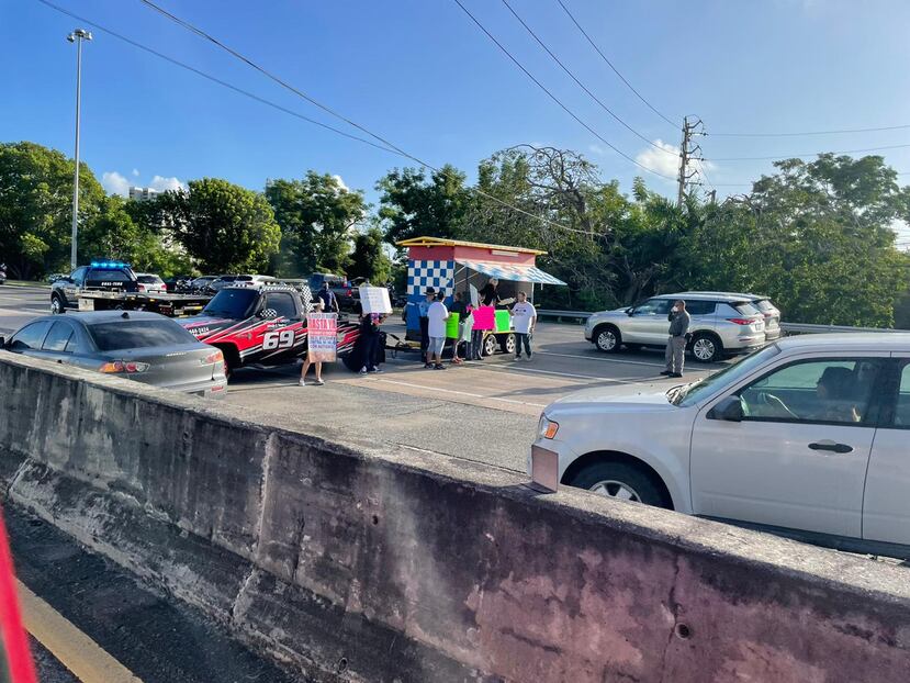 Los manifestantes utilizaron un tipo de carretón para bloquear los carriles.