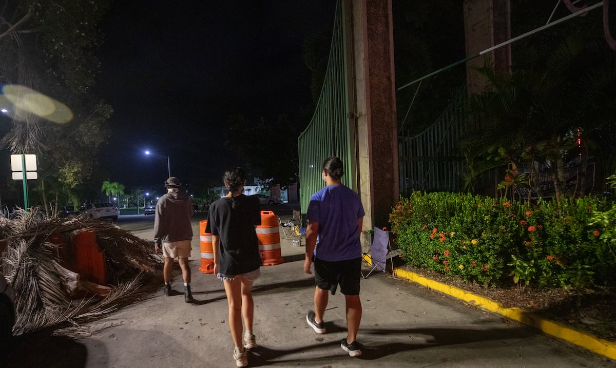 Estudiantes del Recinto Universitario de Mayagüez denuncian que guardias de la institución abrieron uno de los portones