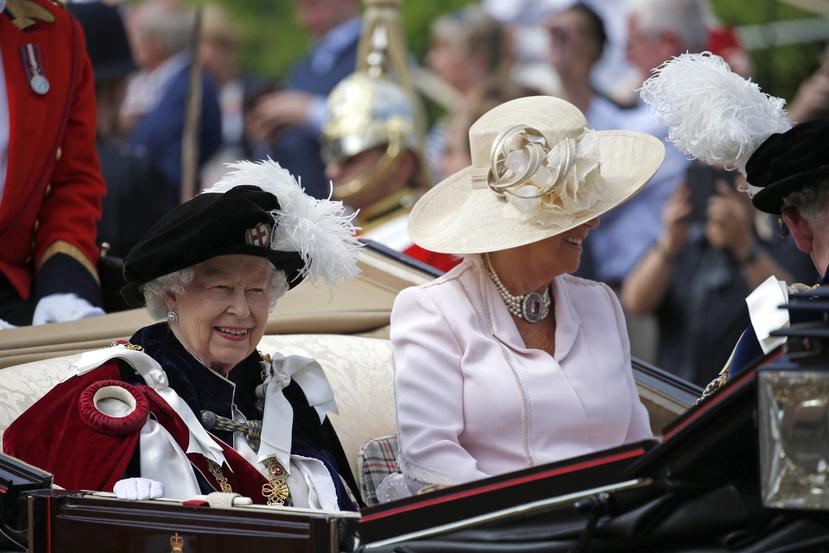 La reina Elizabeth II junto a Camilla.