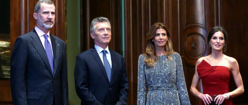 En su más reciente visita a Buenos Aires, los reyes de España Felipe VI y Letizia posan junto al presidente de Argentina, Mauricio Macri, y la primera dama argentina, Juliana Awada. (Foto: EFE)