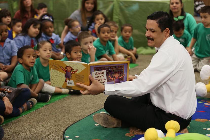 Walker Ramos le leyó un cuento a una treintena de niñas y niños de pre-kinder y kindergarten de varias escuelas públicas y los exhortó a que echaran a volar sus sueños como futuros profesionales.