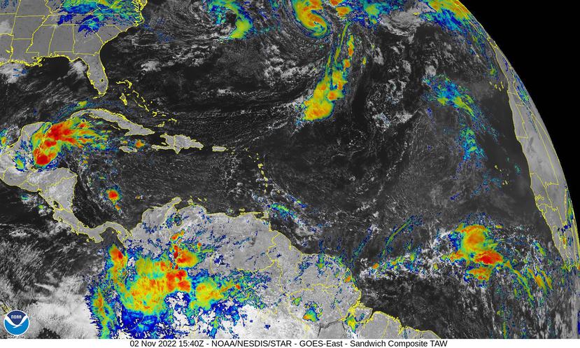 Imagen sándwich (combinación de GeoColor e infrarrojo) del satélite GOES-East que muestra los huracanes Lisa y Martine en el noroeste del mar Caribe y norte-central del Atlántico, respectivamente.