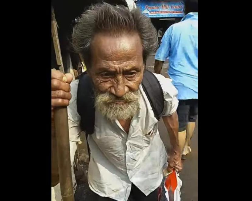 El hombre aparecía cantando una canción a cambio de dinero en una calle de Bombay, a 2,100 millas de su ciudad de origen (Captura / YouTube).
