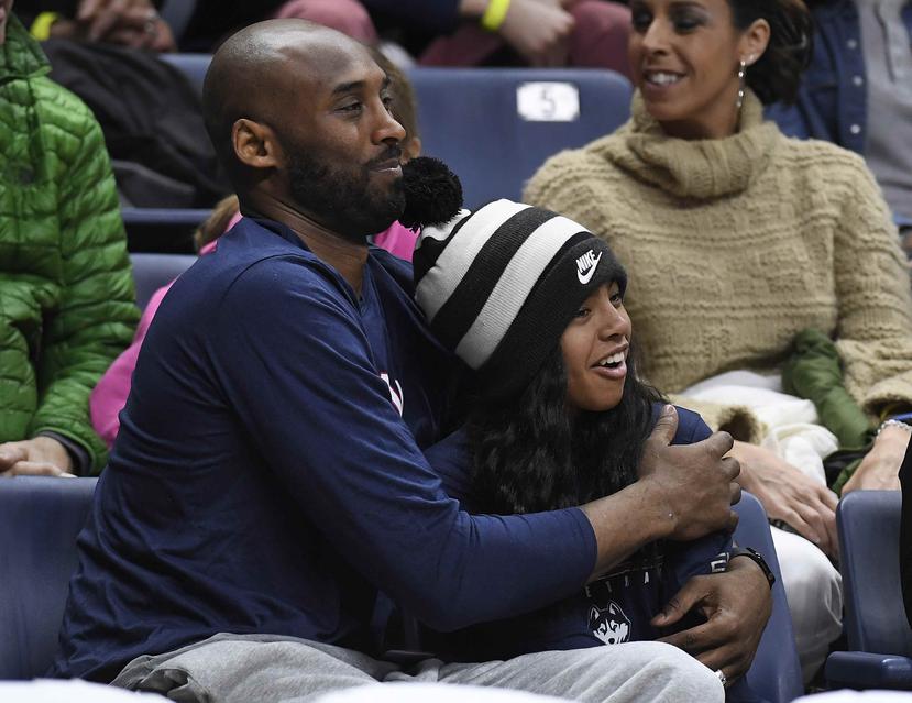 Kobe Bryant y su hija Gianna presencian un partido de básquetbol en Storrs, Connecticut. (AP/Jessica Hill)