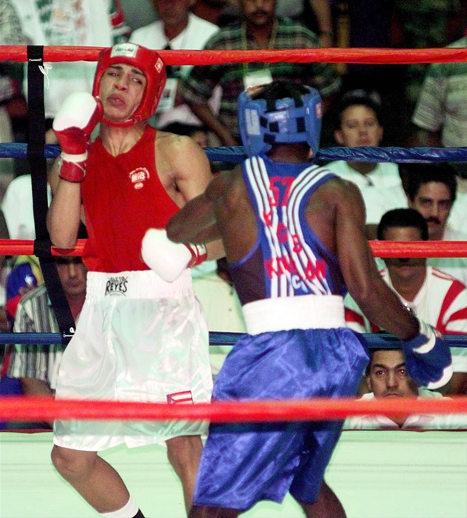 Pero Cotto también fue un peleador exitoso de sus años como boxeador aficionado.  Como parte de su carrera amateur, dos meses antes de cumplir 18 años, enfrentó y perdió en la final de oro al cubano Mario Kindelán en los Juegos Centroamericanos y del Caribe de 1998 en Maracaibo.
