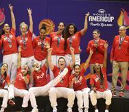La Selección Nacional de baloncesto femenino celebra con la medalla de plata de la AmeriCup.