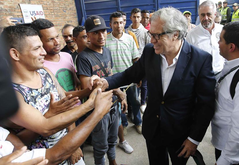 El secretario general de la OEA Luis Almagro saluda a migrantes venezolanos en el albergue "Divina Providencia", en La Parada, Colombia, el viernes 14 de septiembre de 2018. (AP/Fernando Vergara)