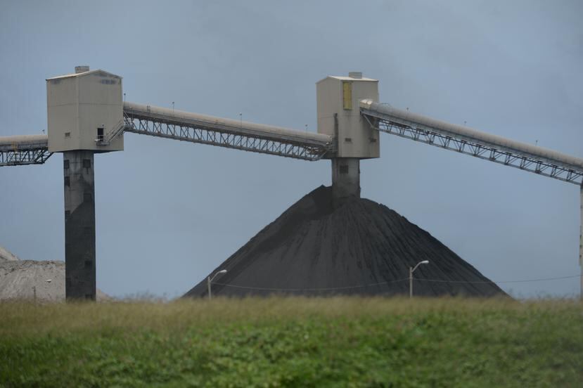 Imagen de archivo de una montaña de carbón para ser procesado en el vertedero de Peñuelas. (GFR Media)