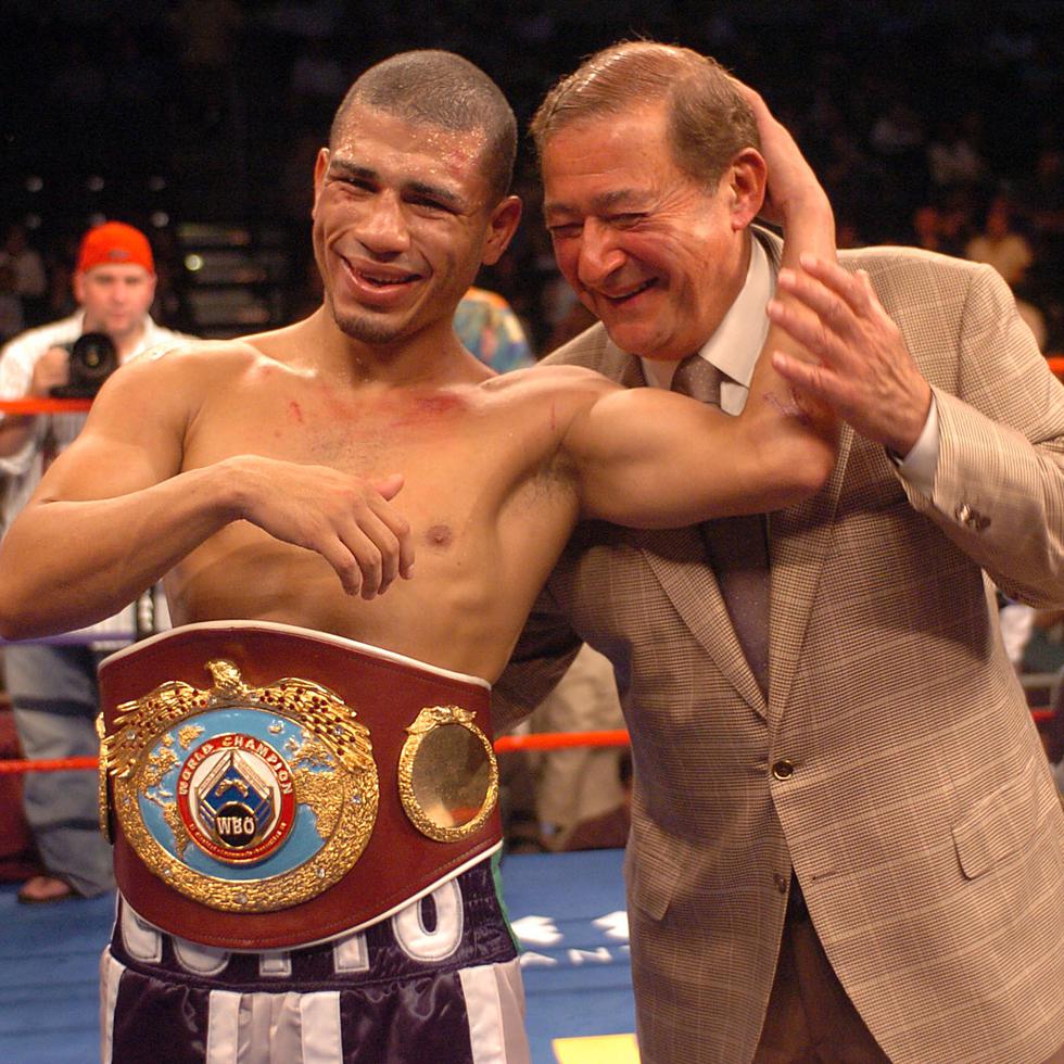 Miguel Cotto y el promotor de Top Rank, Bob Arum, en una foto de archivo de 2005, tras la pelea contra el colombiano Ricardo Torres.