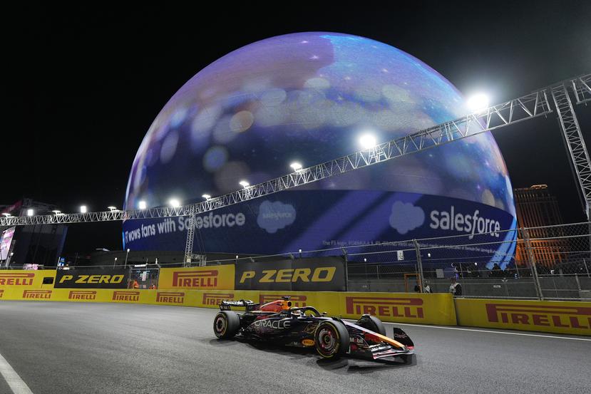 El piloto holandés de Red Bull Max Verstappen corre en cabeza durante el Gran Premio de Las Vegas de Fórmula 1.