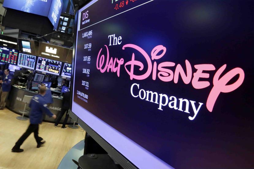 En esta imagen del 8 de agosto de 2017, se ve el logo de The Walt Disney Co. en una pantalla encima de la Bolsa de Valores de Nueva York (AP)