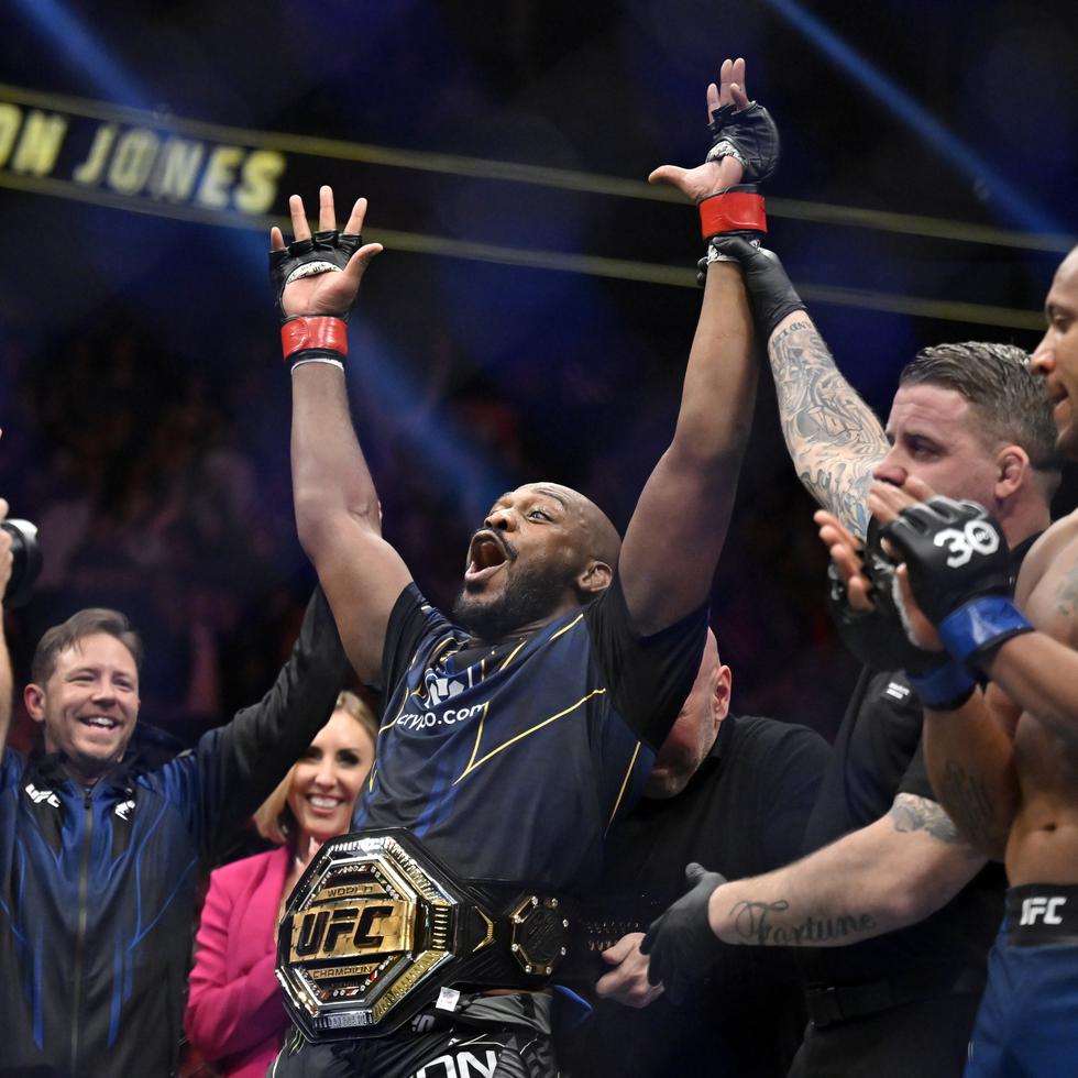 Jon Jones, al centro, celebra su victoria sobre Ciryl Gane en UFC 285.