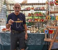 Luis Rivera Carrasquillo lleva diversión al paseo todos los fines de semana con sus juguetes de madera.
