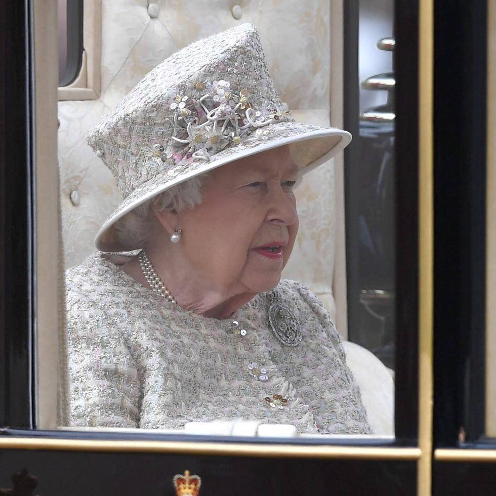 Elizabeth II publicó un mensaje en la cuenta de Twitter de la familia real para agradecer las muestras de cariño y apoyo. (EFE)
