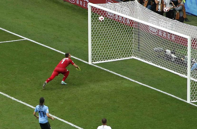 El arquero Fernando Muslera, de Uruguay, se equivoca y permite un gol de Antoine Griezmann, de Francia, en los cuartos de final de la Copa del Mundo. (AP)