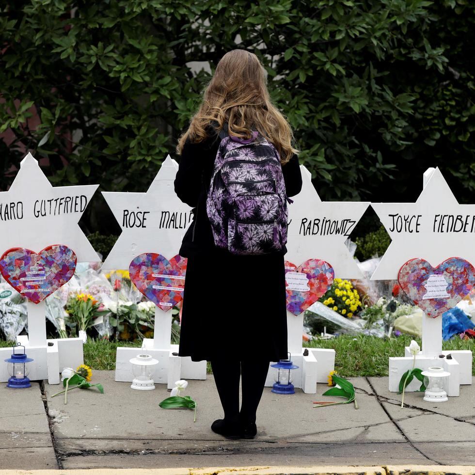 Una joven rinde tributo a las víctimas del ataque a una sinagoga en Pittsburgh. Un antisemita disparó contra feligreses judíos, causó la muerte de 11  e hirió a  seis. (AP / Matt Rourke)