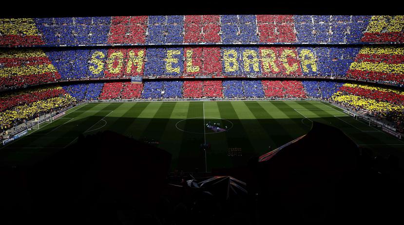 Los aficionados del FC Barcelona forman un mosaico en el estadio Camp Nou, en una imagen de archivo.