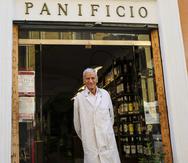 Angelo Arrigoni en la conocida como "panadería de los papas", en el barrio de Borgo Pio, junto al Vaticano.
