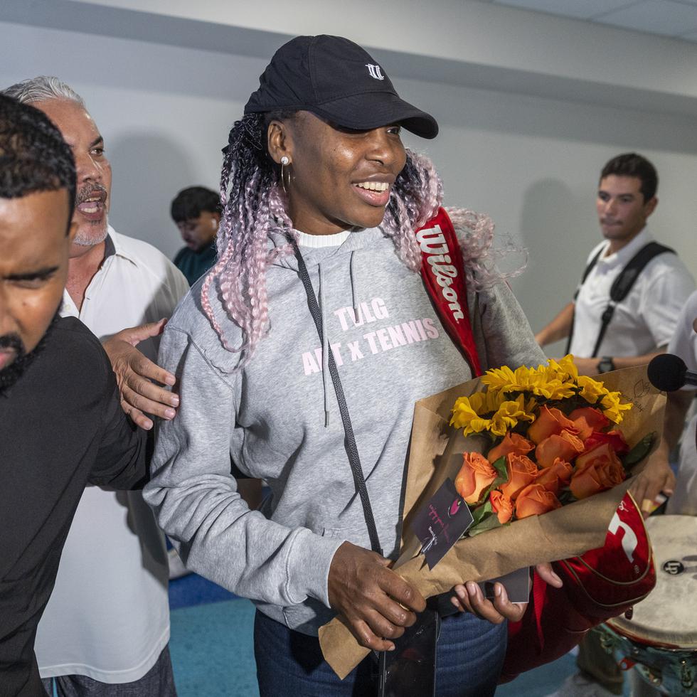 Venus Williams sostiene un ramo de flores tras su llegada al Aeropuerto Internacional Luis Muñoz Marín en Carolina.
