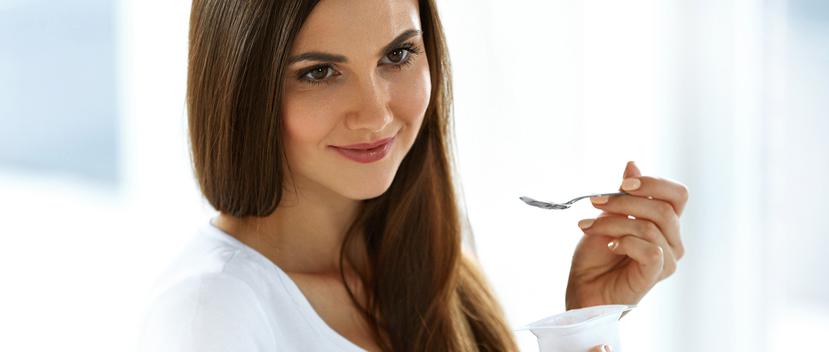 El consumo de yogur también aporta a tu belleza física de muchas maneras.