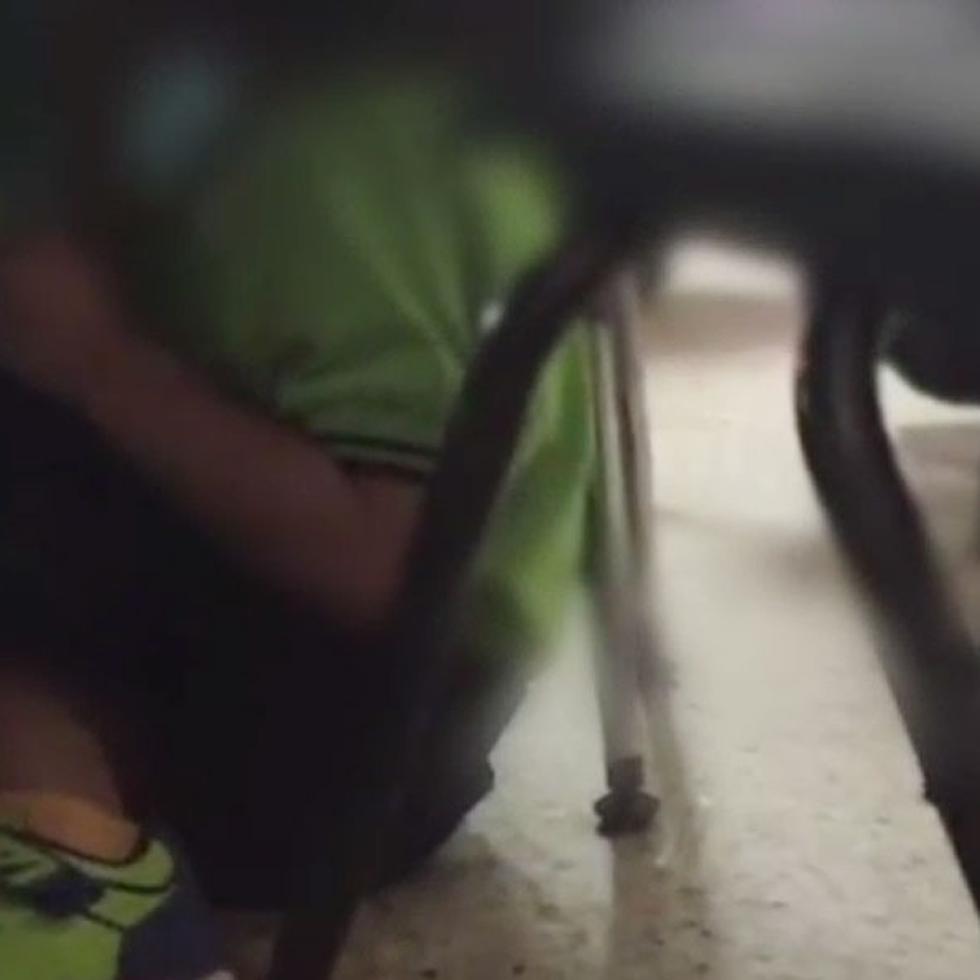 Los niños se escondieron debajo de las mesas. (Imagen tomada del vídeo)