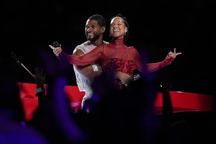 Usher, izquierda, y Alicia Keys durante su presentación en el espectáculo de medio tiempo del Super Bowl 58 de la NFL entre los 49ers de San Francisco y los Chiefs de Kansas City el domingo 11 de febrero de 2024 en Las Vegas. (Foto AP/Brynn Anderson)