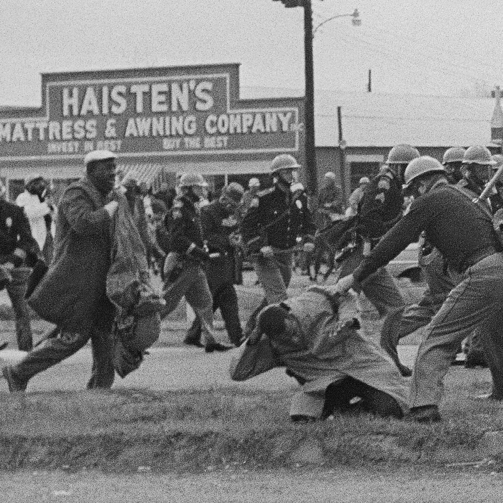 Policías estatales usan porras para dispersar una marcha a favor del derecho civil al voto en Selma, Alabama, el 7 de marzo de 1965.