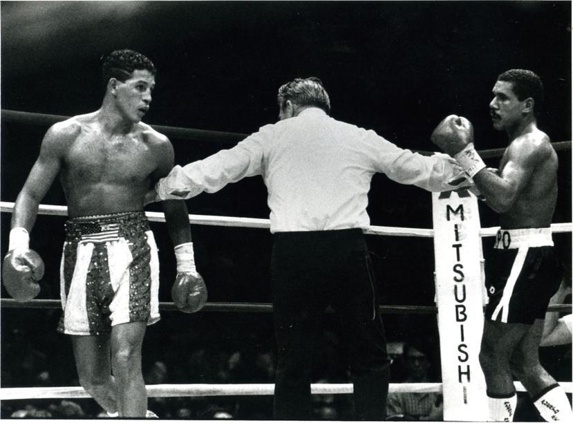 Camacho (izq) y Chapo Rosario son separados durante la pelea de 1986. Macho diría que Chapo fue el pegador más fuerte que enfrentó. (Archivo)