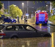 Un auto, varado por una crecida en un paso subterráneo en Stuttgart, Alemania, el 28 de junio de 2021.
