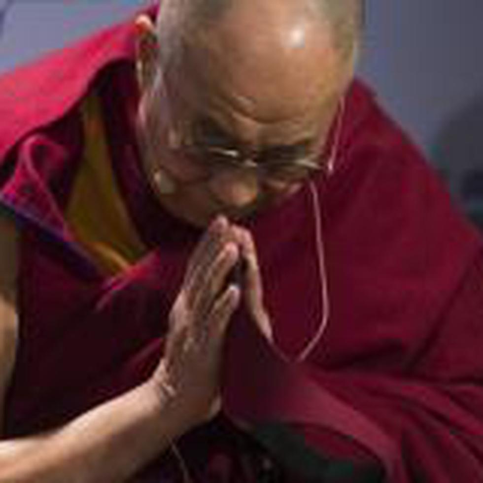 EL DALAI  Lama, el jueves, mientras oraba al llegar al American Entrerprise Institute en Washington para disertar sobre felicidad y libre empresa. Su reunión ayer con Obama estuvo vedada a las cámaras.  (AFP)