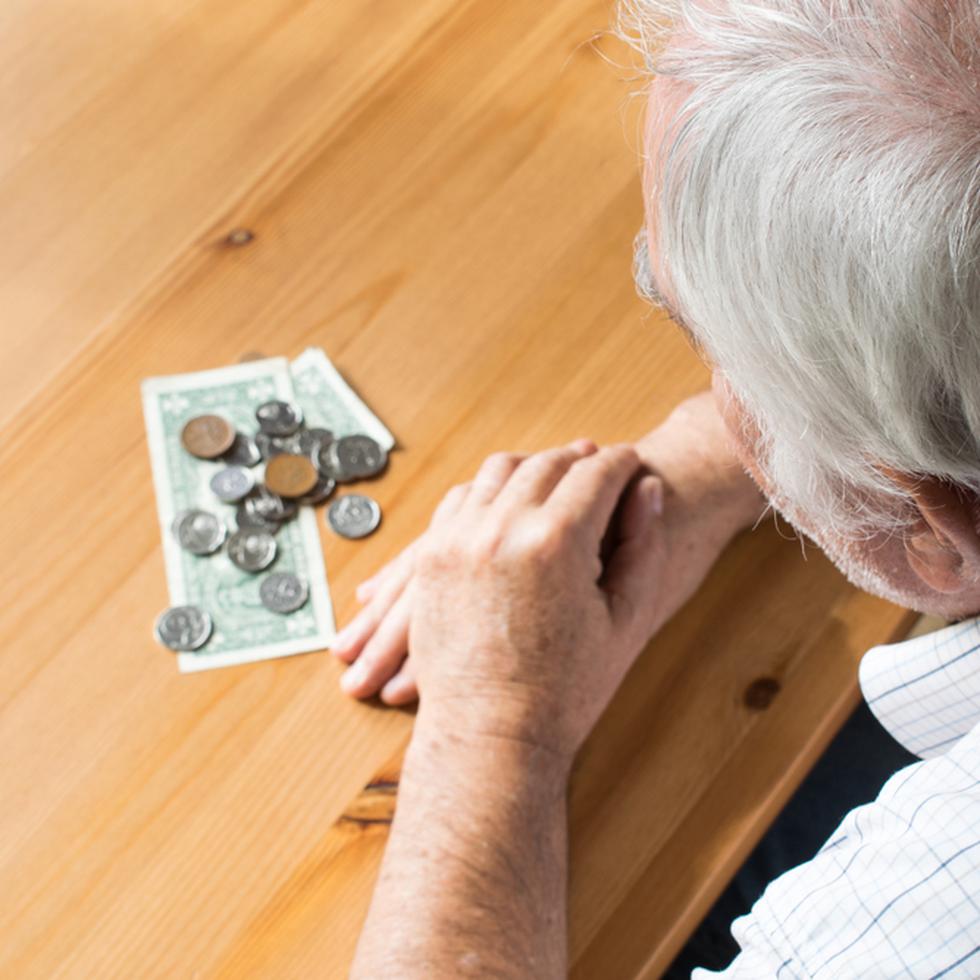 Educar y ayudar a nuestros adultos mayores a identificar la explotación financiera es una responsabilidad que no debemos tomar de forma ligera, escribe Zoimé Álvarez Rubio (Shutterstock)