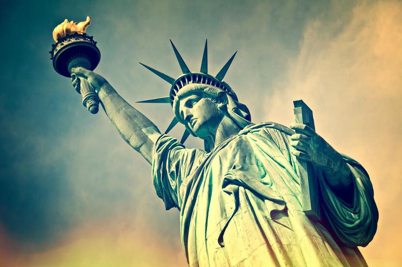 La Estatua de la Libertad y la Isla de Ellis son importantes destinos turísticos en Nueva York.