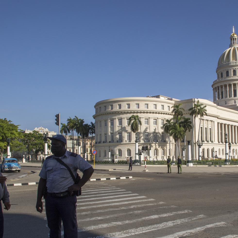 La policía monta guardia cerca del edificio del Capitolio Nacional en La Habana, Cuba.