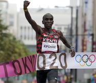 El keniano  Eliud Kipchoge celebra después de ganar en la medalla de oro en el maratón varonil, el domingo 8 de agosto de 2021, en Sapporo, Japón.