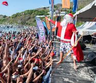 Santa Claus hizo de las suyas lanzando regalos a los presentes durante el Xmas in July 2023 en las BVI.