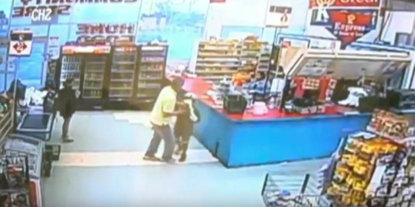 En el vídeo se aprecia a un empleando forcejeando con el crío para desarmarle y reducirle, mientras el muchacho intenta huir. (Captura)