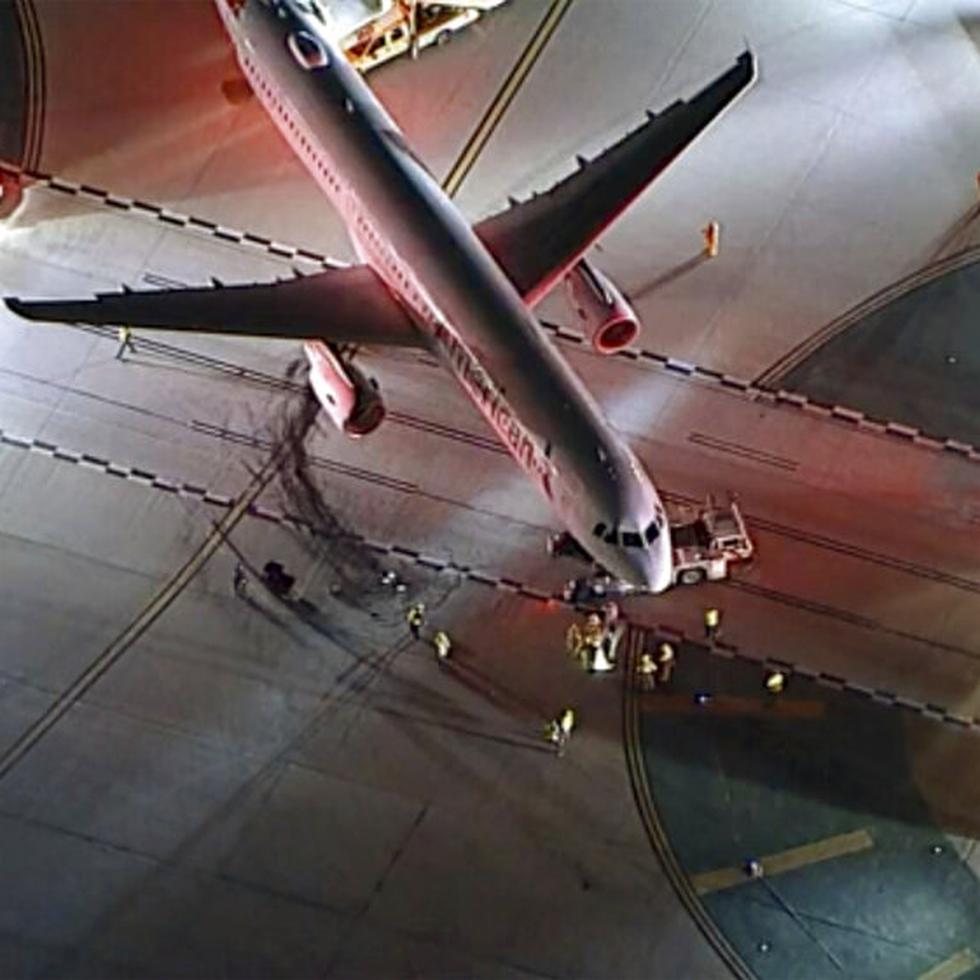 Un avión de American Airlines es examinado el sábado 11 de febrero de 2023 tras chocar la víspera con un autobús de enlace, en el aeropuerto internacional de Los Ángeles. (KABC vía AP)