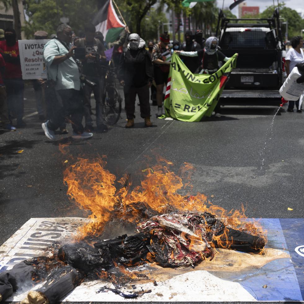 La manifestación cerró con la quema de las banderas, el cartel y muñecos de trapo, que los portavoces dijeron representaban el presidente de Estados Unidos, Joe Biden, y al primer ministro de Israel, Benjamin Netanyahu.