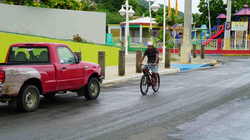 Un hombre recorre una de las calles de Culebra antes del impacto de la tormenta tropical. (Joe Rubens Figueroa)