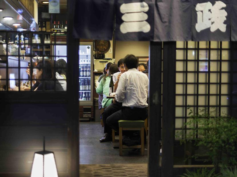 En Japón se ve mal que una persona se llene su propio vaso de cerveza.