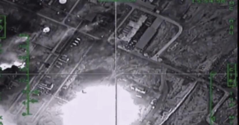 Ataque ruso contra una refinería de petróleo en manos de ISIS en Siria. (EFE / Ministerio de Defensa ruso)