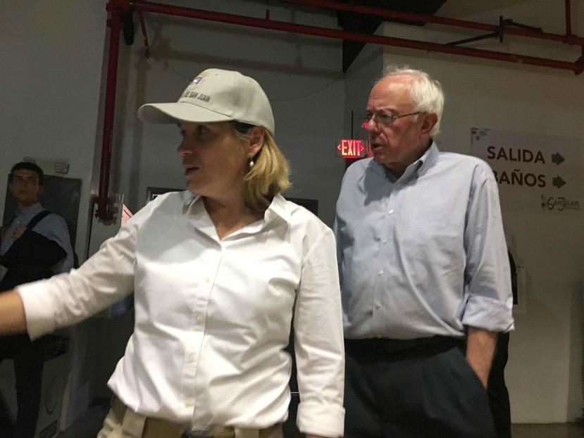 Bernie Sanders junto a la alcaldesa de San Juan, Carmen Yulín Cruz. (Agencia EFE)