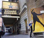 Una persona entra por la puerta del escenario en el teatro Richard Rodgers donde se representa el musical 'Hamilton' en Broadway, Nueva York.