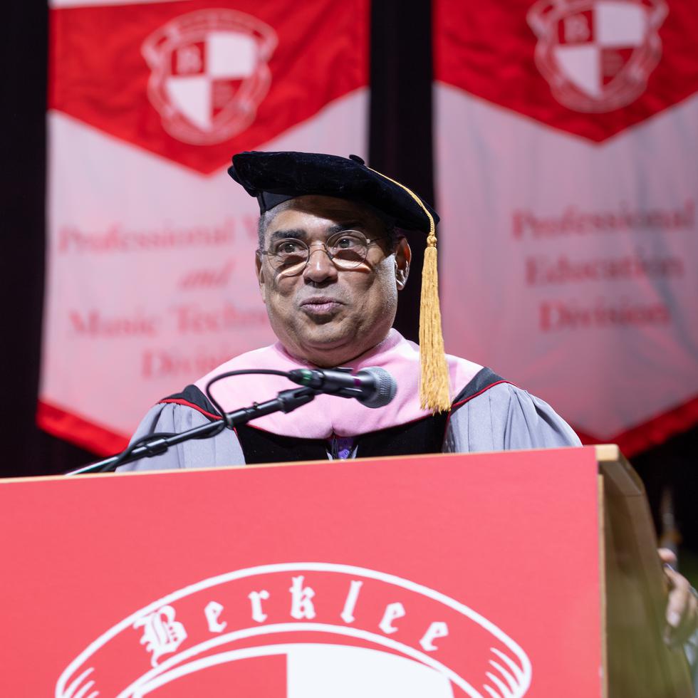 Gilberto Santa Rosa durante su emotivo discurso frente a los graduandos de Berklee College of Music.