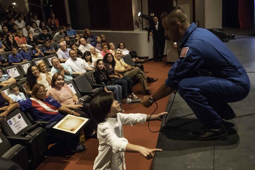 El astronauta Joseph Acabá escucha la pregunta de Fabián Andrés Rodríguez Jiménez durante una charla con estudiantes de pueblos del sur de Puerto Rico.