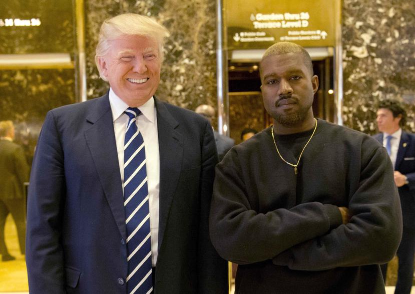 El presidente Trump y el rapero Kanye West posan en el vestíbulo del Trump Tower en Nueva York. (AP)