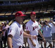 Mike Trout (izquierda) y Shohei Ohtani, de los Angels, ingresan al campo durante la práctica de bateo un día antes del Juego de Estrellas de la MLB.