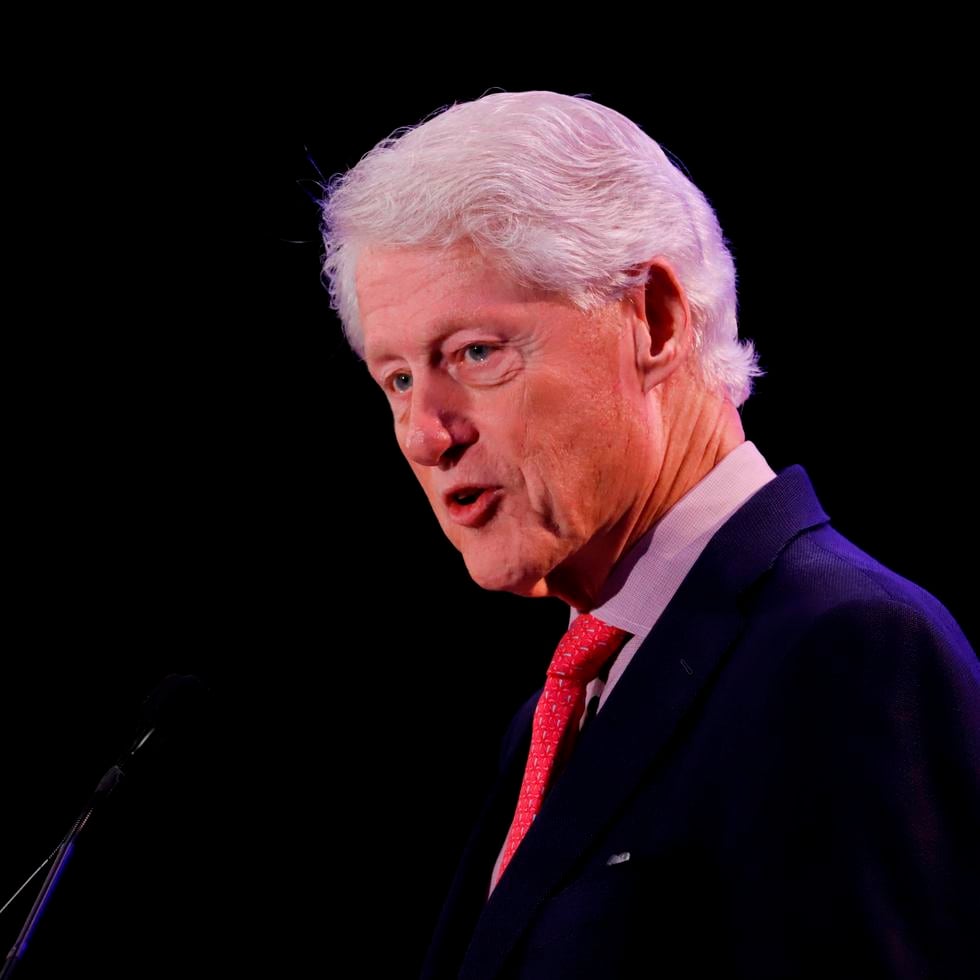 De acuerdo con el equipo del Centro Médico de la Universidad de California en Irvine, Bill Clinton está en la unidad de cuidados intensivos por motivos de “seguridad y privacidad”.
