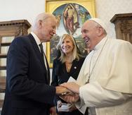 Joe Biden en su primer saludo presencial al papa Francisco.